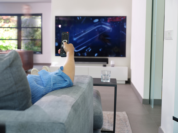 Pilot One For All Evolve 4 w użyciu – wygodna obsługa telewizora