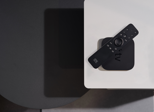 Pilot One For All URC 1110 ułożony na urządzeniu Apple TV