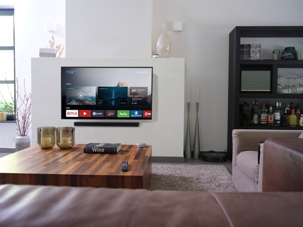 Pilot uniwersalny One For All Evolve TV w salonie z telewizorem Smart TV