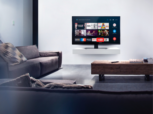 Telewizor Smart TV ustawiony na stojaku nablatowym WM2670 w nowoczesnym salonie