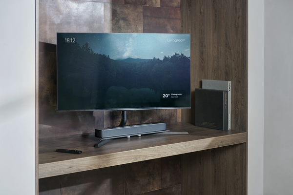 Telewizor na stojaku WM7430 z soundbarem ustawionym pod ekranem