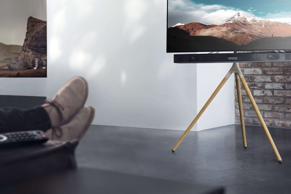 Swobodna regulacja położenia telewizora na stojaku WM7472