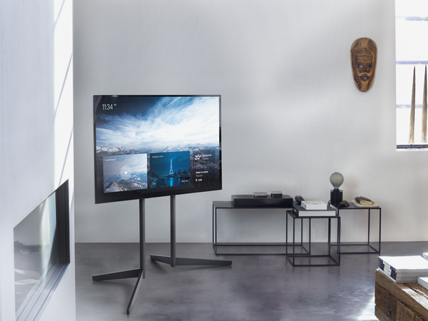 Stojak podłogowy WM7610 – telewizor ustawiony w pokoju