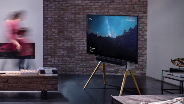 Telewizor na stojaku – elastyczne ustawienie bez montażu do ściany
