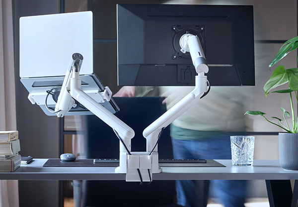Ergonomiczne stanowisko pracy z uchwytem do monitora One For All