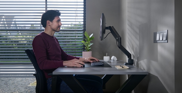 Ramię do monitora DM4110 – stanowisko pracy z monitorem na ramieniu (lifestyle)