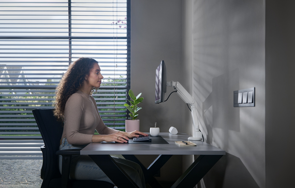 Ramię do monitora DM4120 w białej wersji – przykład ergonomicznego stanowiska pracy