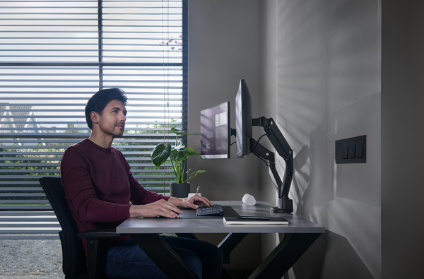 Ramię do dwóch monitorów DM4210 – przykładowe stanowisko pracy