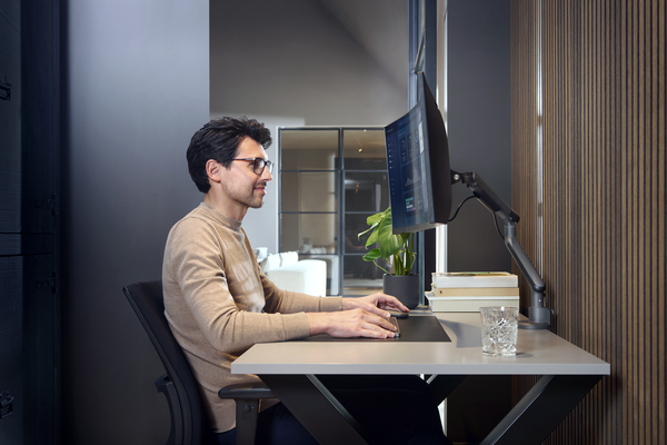 Uchwyt do monitora DM7110 – aranżacja stanowiska pracy (lifestyle)