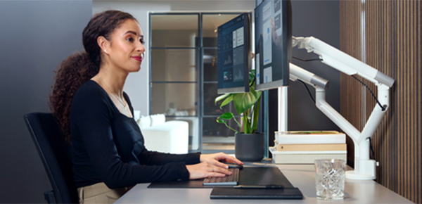 DM7220 – białe ramię do dwóch monitorów w aranżacji biurka