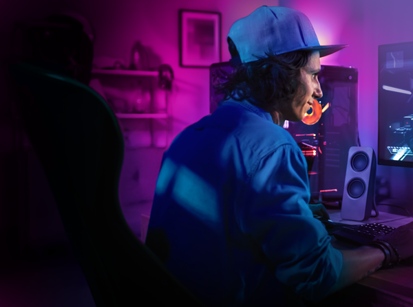 Gamingowe ramię do monitora One For All DM8120 w kolorze białym – stanowisko gracza