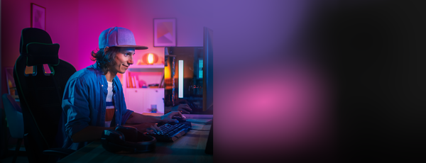 Gamingowe stanowisko z dwoma monitorami zamontowanymi na białym ramieniu DM8220 z podświetleniem RGB
